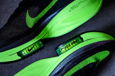 Roma, İtalya, 23 Haziran 'da. 2020: Nike koşu ayakkabıları ALPHAFly 'nin yanında. Tartışmalı yeşil, siyah spor ayakkabısı maratonu. Hava Zoomx köpüğü, hava zum diski, Nike Atomknit üstü. Tokyo Olimpiyatları için 2020