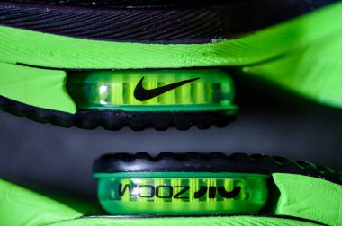 Roma, İtalya, 23 Haziran 'da. 2020: Nike koşu ayakkabıları ALPHAFly 'nin yanında. Tartışmalı yeşil, siyah spor ayakkabısı maratonu. Hava Zoomx köpüğü, hava zum diski, Nike Atomknit üstü. Tokyo Olimpiyatları için 2020