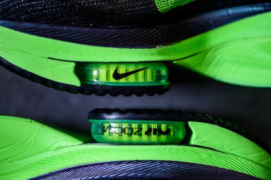 Roma, İtalya, 23 Haziran 'da. 2020: Nike koşu ayakkabıları ALPHAFly 'nin yanında. Tartışmalı yeşil, siyah spor ayakkabısı maratonu. Hava Zoomx köpüğü, hava zum diski, Nike Atomknit üstü. Tokyo Olimpiyatları için 2020