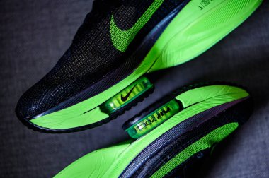 Roma, İtalya, 23 Haziran 'da. 2020: Nike koşu ayakkabıları ALPHAFly 'nin yanında. Tartışmalı yeşil, siyah spor ayakkabısı maratonu. Hava Zoomx köpüğü, hava zum diski, Nike Atomknit üstü. Tokyo Olimpiyatları için 2020