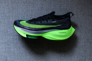 Roma, İtalya, 23 Haziran 'da. 2020: Nike koşu ayakkabıları ALPHAFly 'nin yanında. Tartışmalı yeşil, siyah spor ayakkabısı maratonu. Hava Zoomx köpüğü, hava zum diski, Nike Atomknit üstü. Tokyo Olimpiyatları için 2020