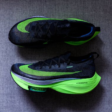 Roma, İtalya, 23 Haziran 'da. 2020: Nike koşu ayakkabıları ALPHAFly 'nin yanında. Tartışmalı yeşil, siyah spor ayakkabısı maratonu. Hava Zoomx köpüğü, hava zum diski, Nike Atomknit üstü. Tokyo Olimpiyatları için 2020