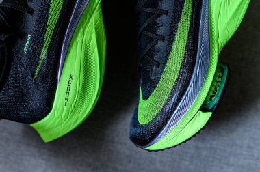 Roma, İtalya, 23 Haziran 'da. 2020: Nike koşu ayakkabıları ALPHAFly 'nin yanında. Tartışmalı yeşil, siyah spor ayakkabısı maratonu. Hava Zoomx köpüğü, hava zum diski, Nike Atomknit üstü. Tokyo Olimpiyatları için 2020