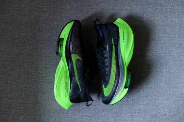 Roma, İtalya, 23 Haziran 'da. 2020: Nike koşu ayakkabıları ALPHAFly 'nin yanında. Tartışmalı yeşil, siyah spor ayakkabısı maratonu. Hava Zoomx köpüğü, hava zum diski, Nike Atomknit üstü. Tokyo Olimpiyatları için 2020