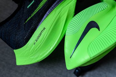 Roma, İtalya, 23 Haziran 'da. 2020: Nike koşu ayakkabıları ALPHAFly 'nin yanında. Tartışmalı yeşil, siyah spor ayakkabısı maratonu. Hava Zoomx köpüğü, hava zum diski, Nike Atomknit üstü. Tokyo Olimpiyatları için 2020