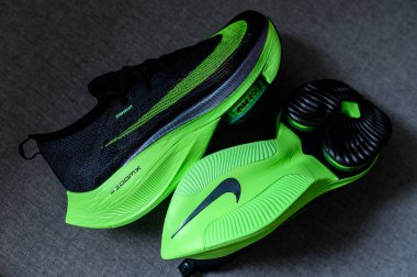 Roma, İtalya, 23 Haziran 'da. 2020: Nike koşu ayakkabıları ALPHAFly 'nin yanında. Tartışmalı yeşil, siyah spor ayakkabısı maratonu. Hava Zoomx köpüğü, hava zum diski, Nike Atomknit üstü. Tokyo Olimpiyatları için 2020