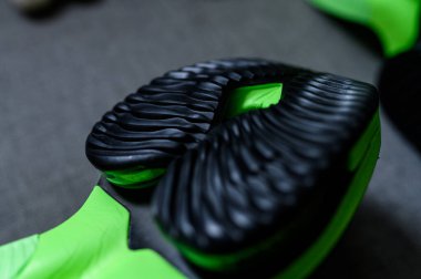 Roma, İtalya, 23 Haziran 'da. 2020: Nike koşu ayakkabıları ALPHAFly 'nin yanında. Tartışmalı yeşil, siyah spor ayakkabısı maratonu. Hava Zoomx köpüğü, hava zum diski, Nike Atomknit üstü. Tokyo Olimpiyatları için 2020