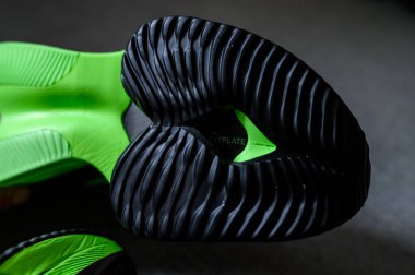 Roma, İtalya, 23 Haziran 'da. 2020: Nike koşu ayakkabıları ALPHAFly 'nin yanında. Tartışmalı yeşil, siyah spor ayakkabısı maratonu. Hava Zoomx köpüğü, hava zum diski, Nike Atomknit üstü. Tokyo Olimpiyatları için 2020