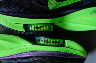 Roma, İtalya, 23 Haziran 'da. 2020: Nike koşu ayakkabıları ALPHAFly 'nin yanında. Tartışmalı yeşil, siyah spor ayakkabısı maratonu. Hava Zoomx köpüğü, hava zum diski, Nike Atomknit üstü. Tokyo Olimpiyatları için 2020