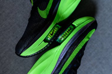 Roma, İtalya, 23 Haziran 'da. 2020: Nike koşu ayakkabıları ALPHAFly 'nin yanında. Tartışmalı yeşil, siyah spor ayakkabısı maratonu. Hava Zoomx köpüğü, hava zum diski, Nike Atomknit üstü. Tokyo Olimpiyatları için 2020