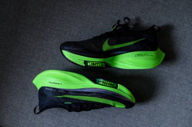 Roma, İtalya, 23 Haziran 'da. 2020: Nike koşu ayakkabıları ALPHAFly 'nin yanında. Tartışmalı yeşil, siyah spor ayakkabısı maratonu. Hava Zoomx köpüğü, hava zum diski, Nike Atomknit üstü. Tokyo Olimpiyatları için 2020