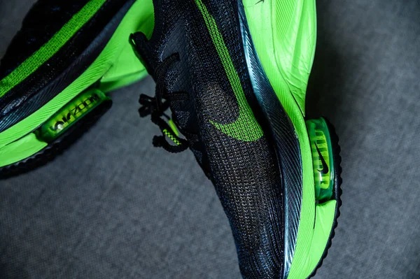 意大利 6月23日 2020年 耐克跑鞋Alphafly Next 有争议的绿色 黑色田径马拉松鞋 详细介绍Air Zoomx泡沫 Air — 图库照片