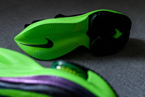意大利 6月23日 2020年 耐克跑鞋Alphafly Next 有争议的绿色 黑色田径马拉松鞋 详细介绍Air Zoomx泡沫 Air — 图库照片