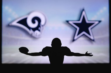 Los Angeles Rams, Dallas Cowboys 'a karşı. NFL oyunu. Amerikan Futbol Ligi maçı. Profesyonel oyuncunun silueti dokunuşu kutluyor. Arkaplanda ekran.