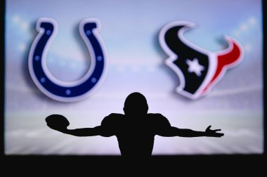 Indianapolis Colts, Houston Teksaslılarına karşı. NFL oyunu. Amerikan Futbol Ligi maçı. Profesyonel oyuncunun silueti dokunuşu kutluyor. Arkaplanda ekran.