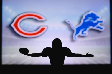 Chicago Bears, Detroit Lions 'a karşı. NFL oyunu. Amerikan Futbol Ligi maçı. Profesyonel oyuncunun silueti dokunuşu kutluyor. Arkaplanda ekran.