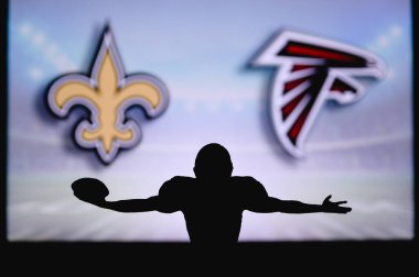 New Orleans Saints Atlanta Falcons 'a karşı. NFL oyunu. Amerikan Futbol Ligi maçı. Profesyonel oyuncunun silueti dokunuşu kutluyor. Arkaplanda ekran.