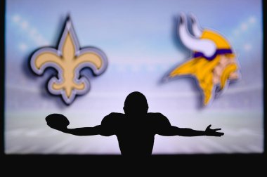 New Orleans Saints, Minnesota Vikings 'e karşı. NFL oyunu. Amerikan Futbol Ligi maçı. Profesyonel oyuncunun silueti dokunuşu kutluyor. Arkaplanda ekran.
