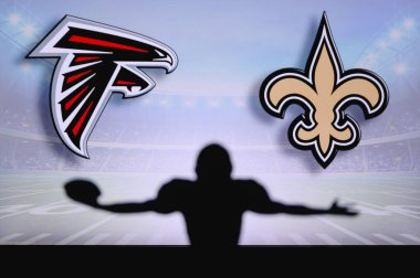 Atlanta Şahinleri, New Orleans Azizleri 'ne karşı. NFL oyunu. Amerikan Futbol Ligi maçı. Profesyonel oyuncunun silueti dokunuşu kutluyor. Arkaplanda ekran.