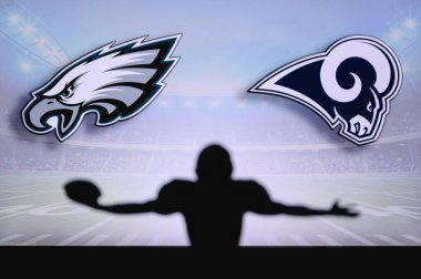 Philadelphia Eagles Los Angeles Rams 'a karşı. NFL oyunu. Amerikan Futbol Ligi maçı. Profesyonel oyuncunun silueti dokunuşu kutluyor. Arkaplanda ekran.