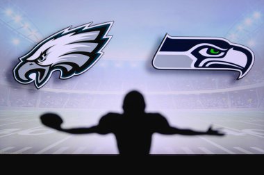 Philadelphia Eagles, Seattle Seahawks 'a karşı. NFL oyunu. Amerikan Futbol Ligi maçı. Profesyonel oyuncunun silueti dokunuşu kutluyor. Arkaplanda ekran.
