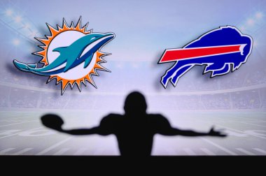 Miami Yunusları Buffalo Bills 'e karşı. NFL oyunu. Amerikan Futbol Ligi maçı. Profesyonel oyuncunun silueti dokunuşu kutluyor. Arkaplanda ekran.