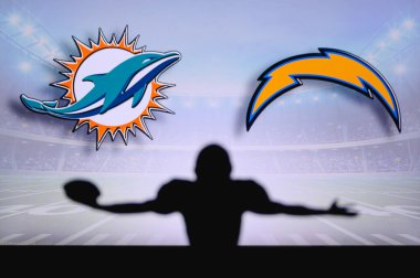 Miami Dolphins Los Angeles Chargers 'a karşı. NFL oyunu. Amerikan Futbol Ligi maçı. Profesyonel oyuncunun silueti dokunuşu kutluyor. Arkaplanda ekran.