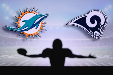 Miami Yunusları Los Angeles Rams 'e karşı. NFL oyunu. Amerikan Futbol Ligi maçı. Profesyonel oyuncunun silueti dokunuşu kutluyor. Arkaplanda ekran.