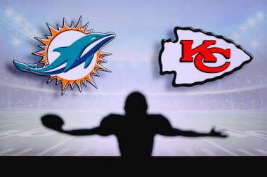 Miami Dolphins, Kansas City Chiefs 'e karşı. NFL oyunu. Amerikan Futbol Ligi maçı. Profesyonel oyuncunun silueti dokunuşu kutluyor. Arkaplanda ekran.
