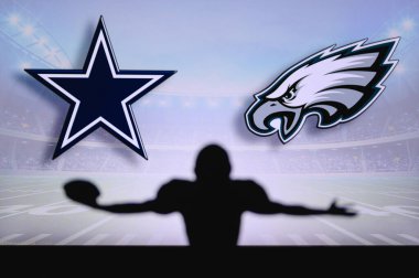 Dallas Cowboys, Philadelphia Eagles 'a karşı. NFL oyunu. Amerikan Futbol Ligi maçı. Profesyonel oyuncunun silueti dokunuşu kutluyor. Arkaplanda ekran.