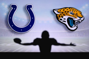 Indianapolis Colts, Jacksonville Jaguars 'a karşı. NFL oyunu. Amerikan Futbol Ligi maçı. Profesyonel oyuncunun silueti dokunuşu kutluyor. Arkaplanda ekran.