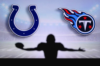 Indianapolis Colts, Tennessee Titans 'a karşı. NFL oyunu. Amerikan Futbol Ligi maçı. Profesyonel oyuncunun silueti dokunuşu kutluyor. Arkaplanda ekran.