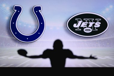 Indianapolis Colts, New York Jets 'e karşı. NFL oyunu. Amerikan Futbol Ligi maçı. Profesyonel oyuncunun silueti dokunuşu kutluyor. Arkaplanda ekran.