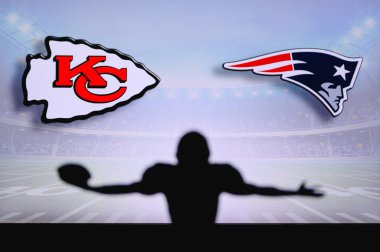 Kansas City Chiefs, New England Patriots 'a karşı. NFL oyunu. Amerikan Futbol Ligi maçı. Profesyonel oyuncunun silueti dokunuşu kutluyor. Arkaplanda ekran.