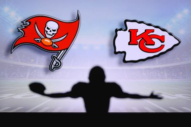 Tampa Bay Buccaneers, Kansas City Chiefs 'e karşı. NFL oyunu. Amerikan Futbol Ligi maçı. Profesyonel oyuncunun silueti dokunuşu kutluyor. Arkaplanda ekran.