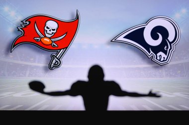Tampa Bay Buccaneers Los Angeles Rams 'a karşı. NFL oyunu. Amerikan Futbol Ligi maçı. Profesyonel oyuncunun silueti dokunuşu kutluyor. Arkaplanda ekran.