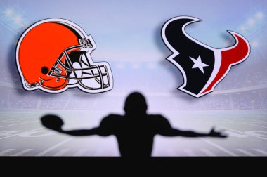Cleveland Browns, Houston Teksaslılarına karşı. NFL oyunu. Amerikan Futbol Ligi maçı. Profesyonel oyuncunun silueti dokunuşu kutluyor. Arkaplanda ekran.