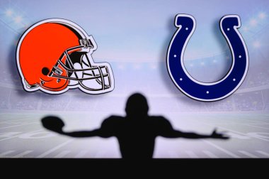Cleveland Browns Indianapolis Colts 'a karşı. NFL oyunu. Amerikan Futbol Ligi maçı. Profesyonel oyuncunun silueti dokunuşu kutluyor. Arkaplanda ekran.