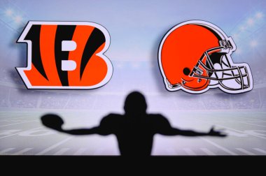Cincinnati Bengal Cleveland Browns 'a karşı. NFL oyunu. Amerikan Futbol Ligi maçı. Profesyonel oyuncunun silueti dokunuşu kutluyor. Arkaplanda ekran.