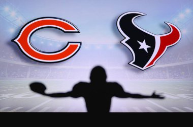 Chicago Bears, Houston Texans 'a karşı. NFL oyunu. Amerikan Futbol Ligi maçı. Profesyonel oyuncunun silueti dokunuşu kutluyor. Arkaplanda ekran.