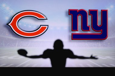 Chicago Bears, New York Giants 'a karşı. NFL oyunu. Amerikan Futbol Ligi maçı. Profesyonel oyuncunun silueti, açık kollu, topu elinde tutan. Arkaplanda ekran.