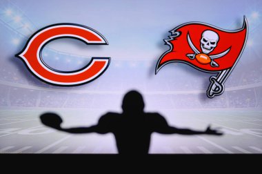 Chicago Bears, Tampa Bay Buccaneers 'a karşı. NFL oyunu. Amerikan Futbol Ligi maçı. Profesyonel oyuncunun silueti dokunuşu kutluyor. Arkaplanda ekran.