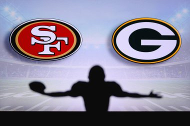 San Francisco 49ers, Green Bay Packers 'a karşı. NFL oyunu. Amerikan Futbol Ligi maçı. Profesyonel oyuncunun silueti dokunuşu kutluyor. Arkaplanda ekran.
