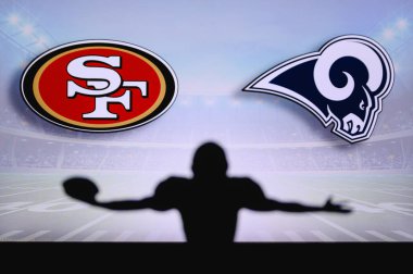 San Francisco 49ers Los Angeles Rams 'e karşı. NFL oyunu. Amerikan Futbol Ligi maçı. Profesyonel oyuncunun silueti dokunuşu kutluyor. Arkaplanda ekran.