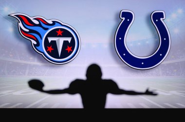 Tennessee Titanları Indianapolis Colts 'a karşı. NFL oyunu. Amerikan Futbol Ligi maçı. Profesyonel oyuncunun silueti dokunuşu kutluyor. Arkaplanda ekran.
