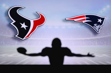Houston Teksaslılar, New England Patriots 'a karşı. NFL oyunu. Amerikan Futbol Ligi maçı. Profesyonel oyuncunun silueti dokunuşu kutluyor. Arkaplanda ekran.