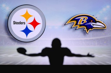 Pittsburgh Steelers, Baltimore Ravens 'a karşı. NFL oyunu. Amerikan Futbol Ligi maçı. Profesyonel oyuncunun silueti dokunuşu kutluyor. Arkaplanda ekran.