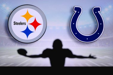 Pittsburgh Steelers, Indianapolis Colts 'a karşı. NFL oyunu. Amerikan Futbol Ligi maçı. Profesyonel oyuncunun silueti dokunuşu kutluyor. Arkaplanda ekran.