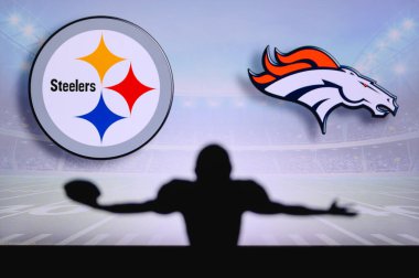 Pittsburgh Steelers Denver Broncos 'a karşı. NFL oyunu. Amerikan Futbol Ligi maçı. Profesyonel oyuncunun silueti dokunuşu kutluyor. Arkaplanda ekran.