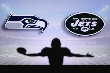 Seattle Seahawks New York Jets 'e karşı. NFL oyunu. Amerikan Futbol Ligi maçı. Profesyonel oyuncunun silueti dokunuşu kutluyor. Arkaplanda ekran.